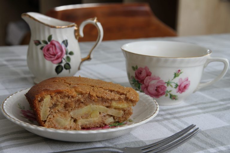 Delicious whole wheat cake with honey and apples!