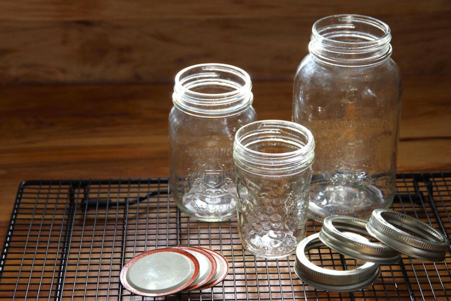 Standard or small mouth half pint, pint and quart size jars.