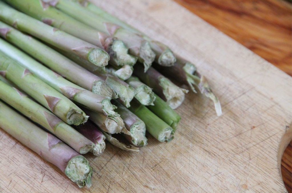 A bundle of asparagus with white, dried out ends.