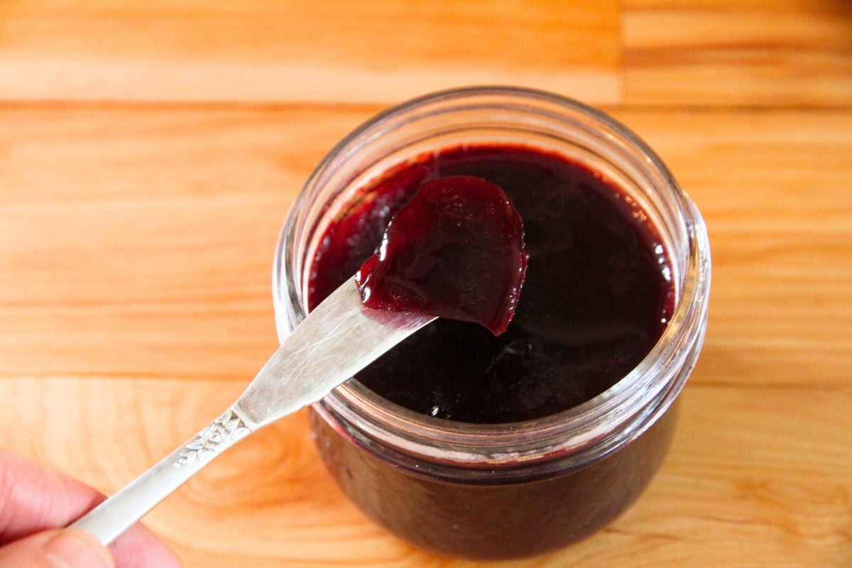 Refrigerator blackberry jelly, ready to be used in the next 2-3 weeks.